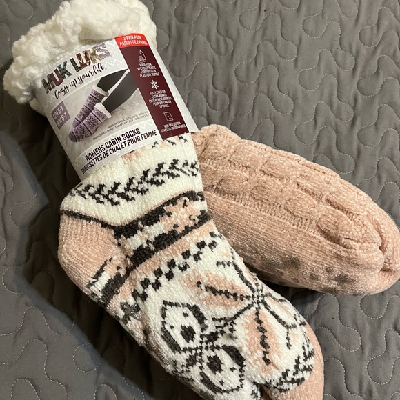 A pair of MUK LUKS cabin socks. New. Pink and white foot size 5-7 (small) - Picture 3 of 4